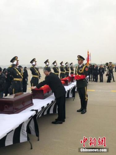 3月28日，中韓雙方在韓國仁川國際機場共同舉行第五批在韓中國人民志愿軍烈士遺骸交接儀式。這是自2014年開始，韓方連續(xù)第五年向中方移交在韓中國人民志愿軍烈士遺骸。<a target='_blank' >中新社</a>記者 吳旭 攝
