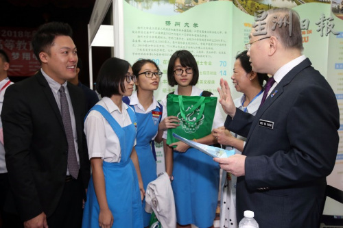 魏家祥（右）向?qū)W生了解她們的升學(xué)意向。左是莫澤林。（馬來西亞《星洲日報》圖片）