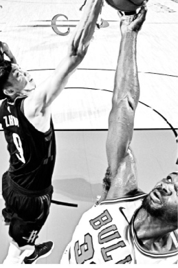 周琦結(jié)結(jié)實(shí)實(shí)蓋了努瓦巴一帽