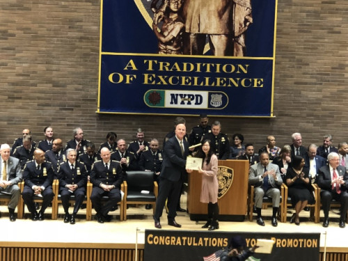 馮妃紅(一排右)獲得紐約市警察局長(zhǎng)歐尼爾(James P.ONeill，一排左)頒發(fā)晉升證書。（美國(guó)《世界日?qǐng)?bào)》/陳小寧 攝）