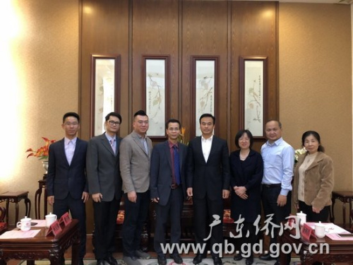 廣東省僑辦黨組書記雷彪(右四)、副主任黎靜(右三)與東非廣東同鄉(xiāng)會(huì)代表合影留念