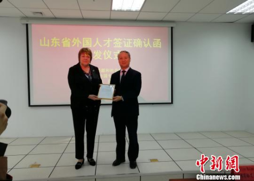 來自白俄羅斯的外國專家卡米莉婭·艾米莉婭，拿到了《外國高端人才確認函》?！O婷婷 攝