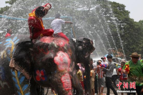 資料圖：4月13日，是泰歷新年宋干節(jié)(潑水節(jié))第一天。泰大城府民眾匯聚在首府中心城區(qū)，歡度一年一度的泰歷新年。余顯倫 攝