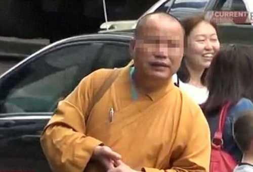 一些剃著光頭、穿著黃袍的中國(guó)男子假扮僧人，在珀斯街上“化緣”，欺騙那些無(wú)知的居民。(來(lái)源：澳洲新聞網(wǎng))