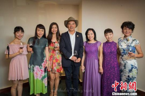 悉尼華星各分團(tuán)長(zhǎng)、部門總監(jiān)和專家委員合影。　樊南 攝