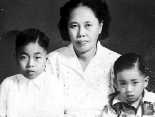 古欽達(dá)(右)回國時(shí)的護(hù)照照片。