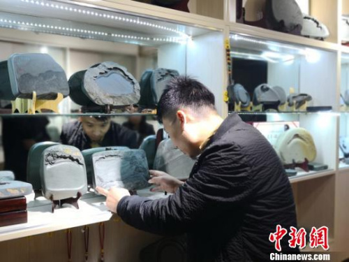 圖為黃炳強在蘭州繁華路段的古玩城內(nèi)，開設了自己的洮硯店鋪?！钅?攝