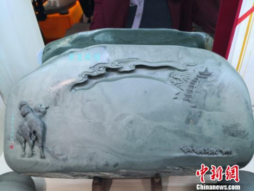 圖為黃炳強雕刻的敦煌莫高窟題材的洮硯?！钅?攝