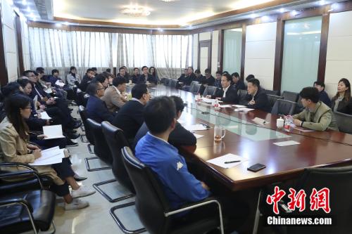 30日，中國(guó)新聞社舉行黨委理論學(xué)習(xí)中心組擴(kuò)大會(huì)議，圖為會(huì)議現(xiàn)場(chǎng) <a target='_blank' >中新社</a>記者 盛佳鵬 攝