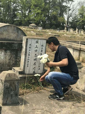 掃墓現(xiàn)場(chǎng)。（中國駐加爾各答總領(lǐng)館網(wǎng)站）