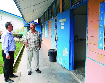 陳振淼(右)堅(jiān)持讓新中留在麻坑，左為陳永和校長(zhǎng)。(馬來西亞《光華日?qǐng)?bào)》)