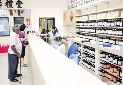 藥物需求提高使霹靂中華醫(yī)院每年開支增加。(馬來西亞《光華日?qǐng)?bào)》)