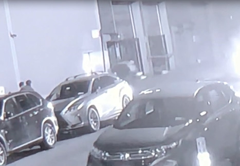 一人被兩男子合力抬出店外。