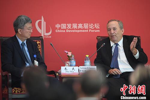 3月24日，2018中國(guó)發(fā)展高層論壇經(jīng)濟(jì)峰會(huì)在北京舉行“新時(shí)代的中美關(guān)系”分論壇。圖為哈佛大學(xué)教授、前校長(zhǎng)、美國(guó)前財(cái)政部長(zhǎng)勞倫斯·薩默斯在分論壇中發(fā)言。 <a target='_blank' >中新社</a>記者 崔楠 攝