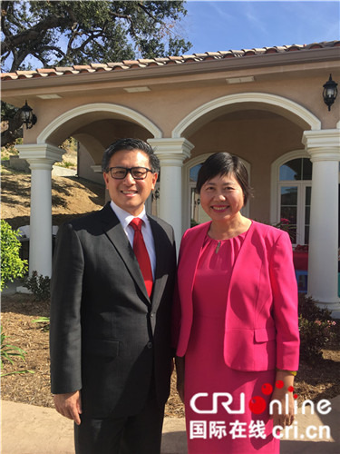 　華強(qiáng)(右)與加州財(cái)務(wù)長江俊輝合影(受訪者供圖)