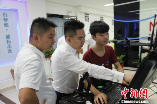 　長(zhǎng)沙黃金創(chuàng)業(yè)園總經(jīng)理沈科(中)走訪園區(qū)企業(yè)。 黃金創(chuàng)業(yè)園供圖