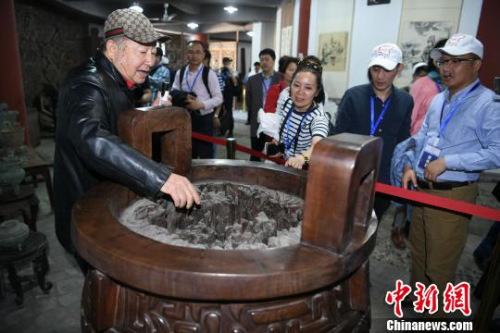 圖為海外華文媒體高層參觀重慶三耳火鍋博物館?！￡惓z