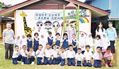 公益華小今年迎來25名一年級新生人數(shù)，華裔生僅占當(dāng)中的3人。（馬來西亞《光華日報(bào)》）