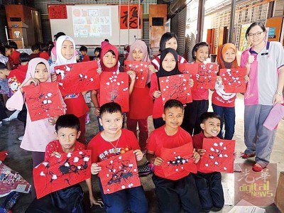 公益各族學(xué)生在今年校園內(nèi)舉行的慶祝華人新年活動(dòng)上，學(xué)習(xí)揮毫畫出梅花，讓他們了解中華傳統(tǒng)文化。（馬來西亞《光華日報(bào)》）