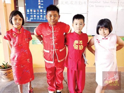 公益各族學(xué)生穿上華裔傳統(tǒng)服裝，一起慶祝華人農(nóng)歷新年。（馬來西亞《光華日報(bào)》）