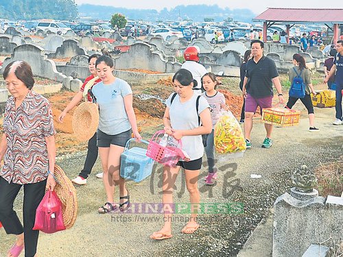 婆孫三代結(jié)伴拜祭先輩，讓履行孝義的傳統(tǒng)禮節(jié)薪火傳承。（馬來(lái)西亞《中國(guó)報(bào)》）