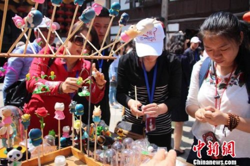 圖為海外華文媒體老總走進重慶走馬古鎮(zhèn)，學(xué)捏面人體驗民間藝術(shù)。　高呂艷杏 攝