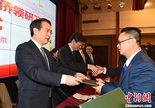 4月2日，第62、63、64、65期僑領(lǐng)研習(xí)班結(jié)業(yè)儀式在北京舉行。中央統(tǒng)戰(zhàn)部副部長譚天星(左一)、清華大學(xué)黨委副書記李一兵出席結(jié)業(yè)儀式并為僑領(lǐng)研習(xí)班學(xué)員頒發(fā)結(jié)業(yè)證書。 <a target='_blank' >中新社</a>記者 張勤 攝