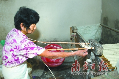 上面桿：將細圓條狀的面條以8字形環(huán)繞在兩根面桿上。