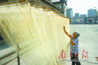 曬面：面線拉好后，拿到室外有陽光處曬干。