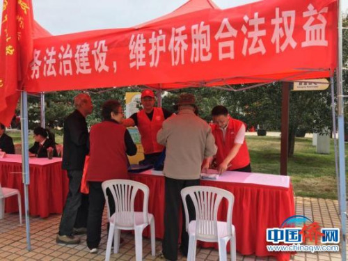 蘇州市僑辦機(jī)關(guān)黨員廣場(chǎng)開(kāi)展僑法服務(wù)活動(dòng)。(蘇州市僑辦供圖)