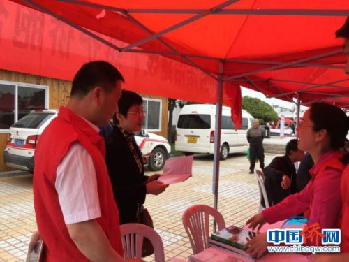 工作人員發(fā)放《涉僑法律法規(guī)和常用政策宣傳手冊(cè)》 (蘇州市僑辦供圖)