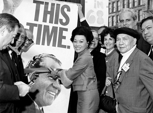 　1968年，在紐約曼哈頓的唐人街，陳香梅為尼克松總統(tǒng)競(jìng)選總部剪彩。