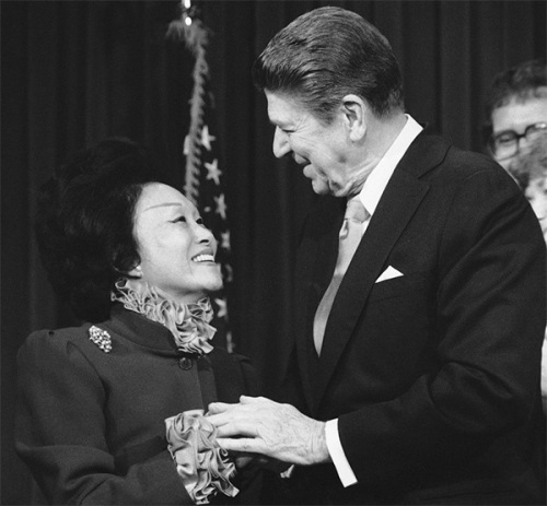 　1984年，陳香梅與時(shí)任美國(guó)總統(tǒng)里根在白宮會(huì)面。