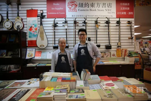 工齡最長的員工鐘鐵城老先生(左)與東方文化事業(yè)公司總經(jīng)理張施源合影。