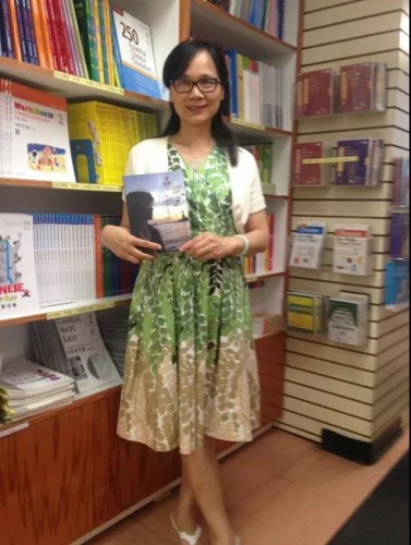 　旅美華人作家邱雯女士，目前她在美國歷史最悠久的女子中學(林頓豪女子中學，Linden Hall)任教。(圖片來自受訪者)