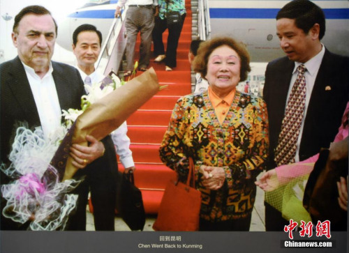 昆明市博物館內(nèi)的“昆明飛虎隊紀(jì)念館”專題館里，展出了陳香梅“回到昆明”的資料照片。當(dāng)日，許多市民聞訊陳香梅過世后，特意來紀(jì)念館里觀看及緬懷。 <a target='_blank' >中新社</a>記者 李進紅 攝