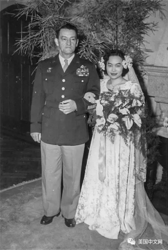 1947年12月21日，兩人在上海虹橋美華村5號(hào)結(jié)婚。
