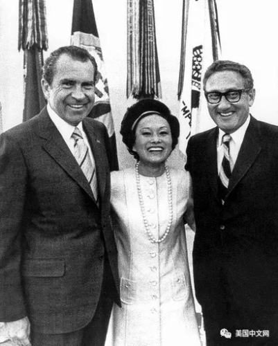 陳香梅與尼克松(左)、基辛格(右)