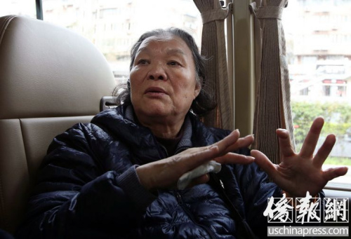 4月4日，司徒月桂接受《僑報》記者采訪，在談到海外華僑為祖國做貢獻時濕了眼眶。(僑報特約記者卞正鋒攝)