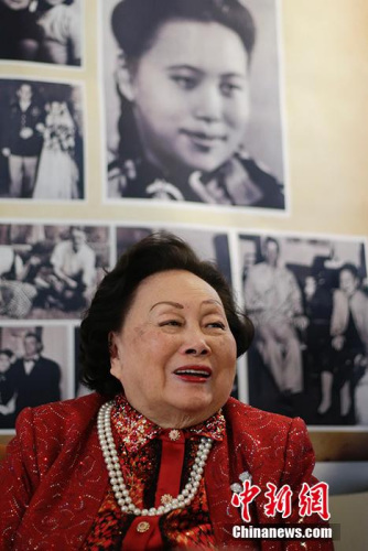 據(jù)美國《華盛頓郵報(bào)》4月3日報(bào)道，飛虎隊(duì)將軍陳納德遺孀陳香梅于3月30日在華盛頓家中過世，享壽94歲。圖為2016年，陳香梅在紐約出席91歲壽辰圖片展。<a target='_blank' >中新社</a>記者 廖攀 攝