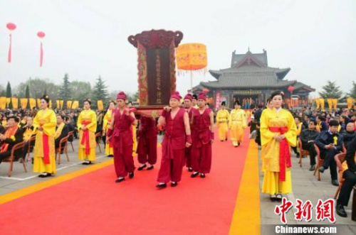 祭祖大典依次進行“恭迎汾河水、舜王土”、“恭請大槐樹移民神主升位”、“鳴炮、啟門”、“敬獻三牲”等傳統(tǒng)議程。
