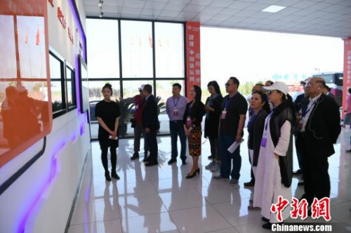 圖為海外華文媒體高層在重慶沙坪壩參觀，感受重慶內(nèi)陸開放高地建設?！￡惓?攝