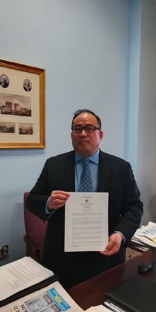 費(fèi)城市議員吳勝鎬提出動(dòng)議并通過(guò)，費(fèi)城市政府向中國(guó)人民道歉。(美國(guó)《世界日?qǐng)?bào)》/吳勝鎬 提供)