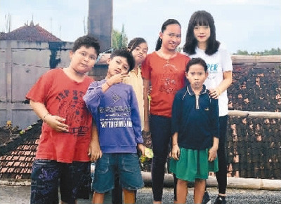 劉佳(右一)認為在不同國家生活或者學習過的人會擁有一些獨特的思維方式和不同方面的資源。而這些在公益事業(yè)中，往往是很大的亮點。圖為劉佳在巴厘島支教期間與當地學生的合影。