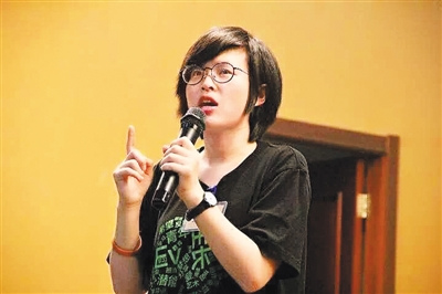 蘭茜在本科期間就產生了想要參與更多公益活動的想法。為此，她在碩士期間選擇到英國學習社會學，并在回國后成為一名全職公益人。她說：“我們都是有自己理想的，然后學了相關的專業(yè)，回到國內繼續(xù)貢獻。”圖為蘭茜在益微青年公益發(fā)展中心五一集訓營上講課。