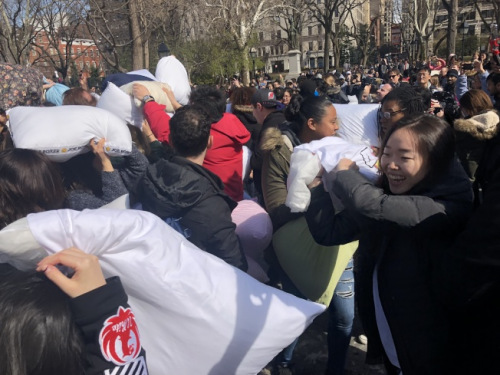 枕頭大戰(zhàn)日紐約場(chǎng)吸引了眾多民眾用枕頭互毆發(fā)泄，現(xiàn)場(chǎng)叫聲笑聲不斷 。（美國(guó)《世界日?qǐng)?bào)》/陳小寧 攝）