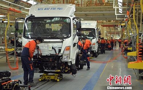 資料圖：四川某汽車制造公司整車組裝車間內(nèi)一片繁忙。<a target='_blank' >中新社</a>記者 劉忠俊 攝