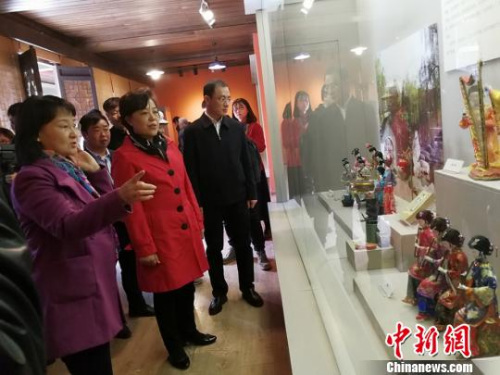 活動(dòng)儀式后，考察組一行參觀了青龍古鎮(zhèn)時(shí)代館、農(nóng)耕館、民俗館，觀看了群眾舞獅子及晉劇藝術(shù)表演，領(lǐng)略青龍古鎮(zhèn)文化。　楊杰英 攝