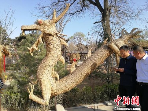 青龍古鎮(zhèn)是護(hù)衛(wèi)太原北部的第一軍事要塞，又是晉商“走西口”的必經(jīng)之路，是山西“走出去”的鄉(xiāng)親魂?duì)繅?mèng)縈的地方?！罱苡?攝