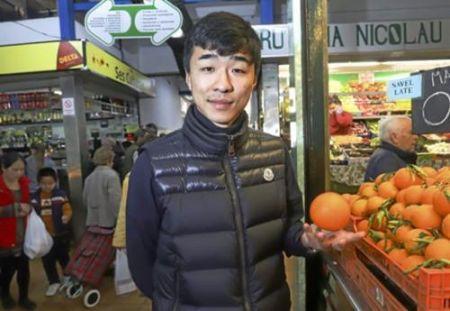 在IBIZA島經(jīng)營旅行社的Fang Ji 在IBIZA島經(jīng)營旅行社的Fang Ji